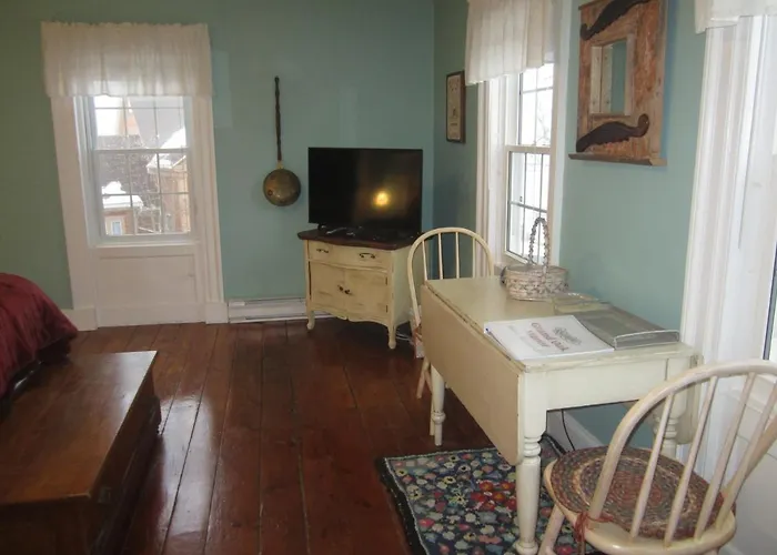 Grand Oak Manor Bed And Breakfast